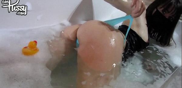  Beautiful teen girlfriend fucks her shaved pussy in the bathtub, homemade